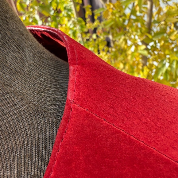 Stunning Vintage 90s Danier red suede coat w/ gold toggles - Picture 11 of 14